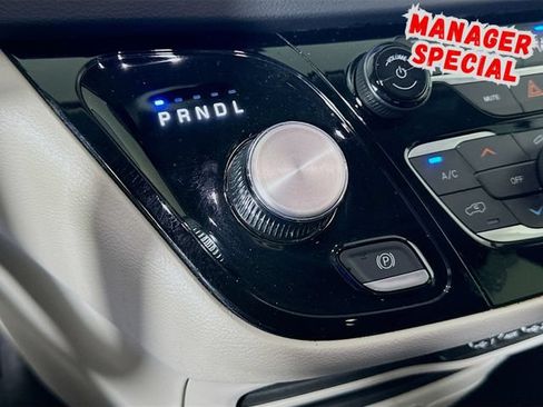 Used 2023 Chrysler Pacifica Touring-L FWD image 18