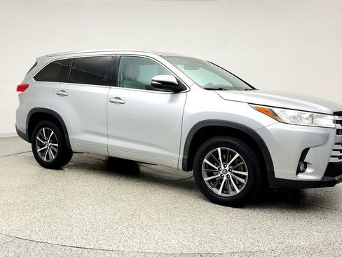 Used 2018 Toyota Highlander XLE FWD image 3