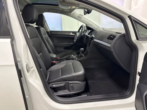 Used 2019 Volkswagen Golf SE image 27