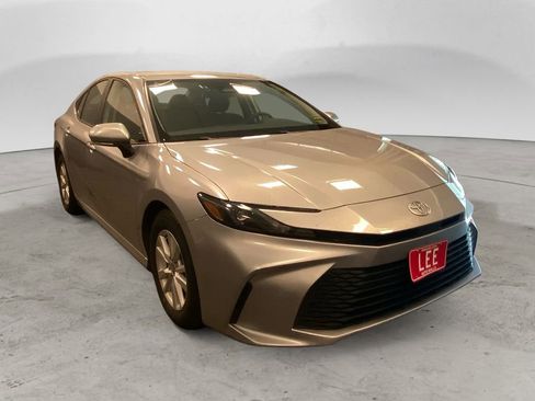 Used 2025 Toyota Camry LE image 7