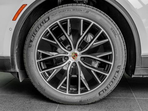 Certified 2025 Porsche Macan 4 Electric image 11