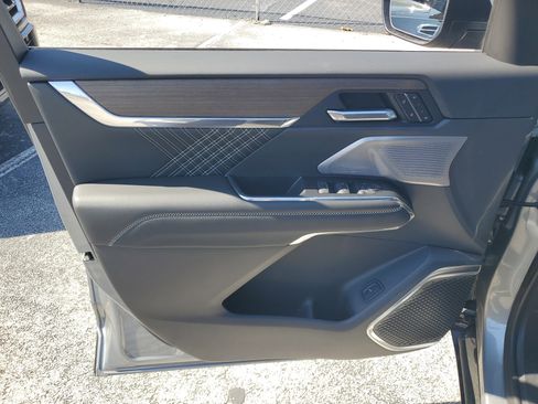 Used 2024 GMC Acadia Denali w/ Super Cruise Package image 11