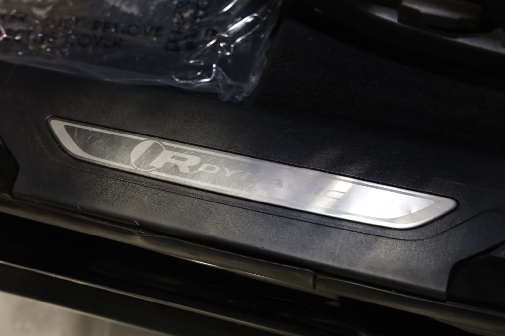 Used 2019 Land Rover Range Rover Velar R-Dynamic SE AWD/4WD image 13