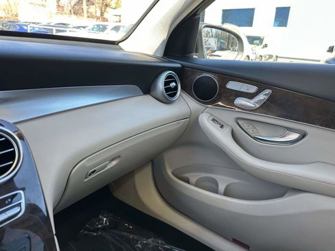 Used 2019 Mercedes-Benz GLC 300 4MATIC w/ Premium Package image 31