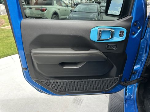 Used 2025 Jeep Gladiator Sport image 14