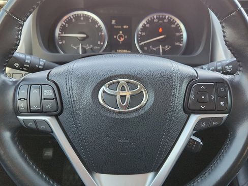 Used 2017 Toyota Highlander SE image 24