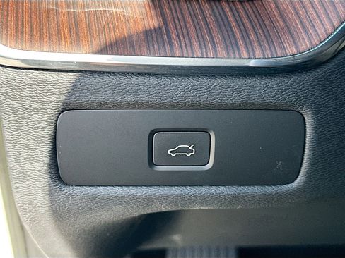 Used 2023 Volvo XC60 B5 Plus w/ Protection Package Premier image 10