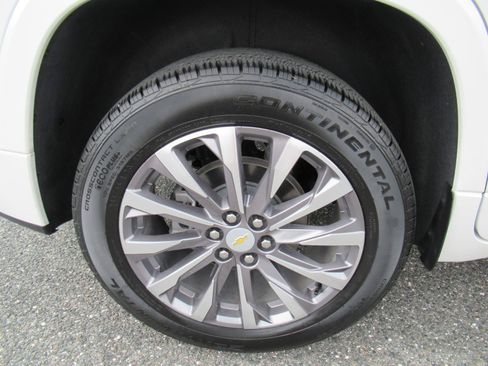 Used 2023 Chevrolet Traverse Premier FWD image 8