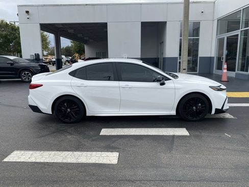 Used 2025 Toyota Camry SE image 9