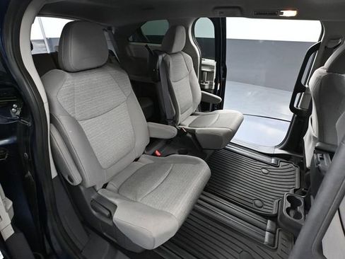Used 2021 Toyota Sienna LE image 40