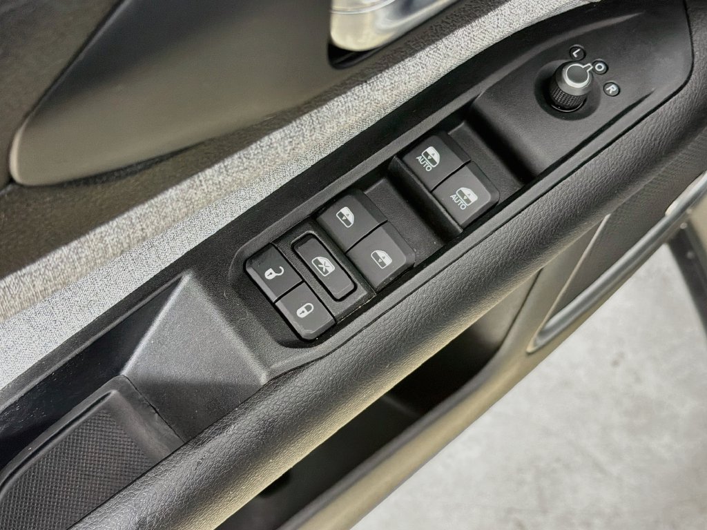 Used 2022 Jeep Compass Latitude w/ Sun and Sound Group AWD/4WD image 17