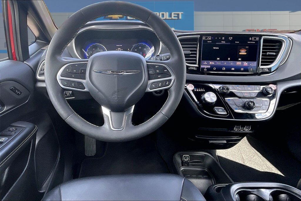 Used 2025 Chrysler Pacifica Select FWD image 8