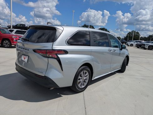 Certified 2022 Toyota Sienna XLE image 7
