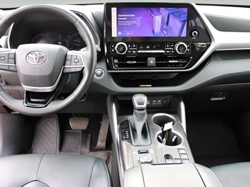 Used 2023 Toyota Highlander Platinum AWD/4WD image 10