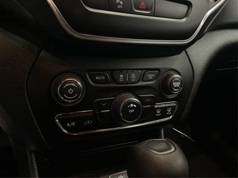 Used 2019 Jeep Cherokee Latitude Plus w/ Cold Weather Group AWD/4WD image 31