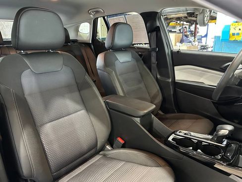 Used 2025 Chevrolet Trax LT FWD image 35