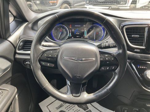 Used 2020 Chrysler Pacifica Touring w/ Advanced Safetytec Group FWD image 10