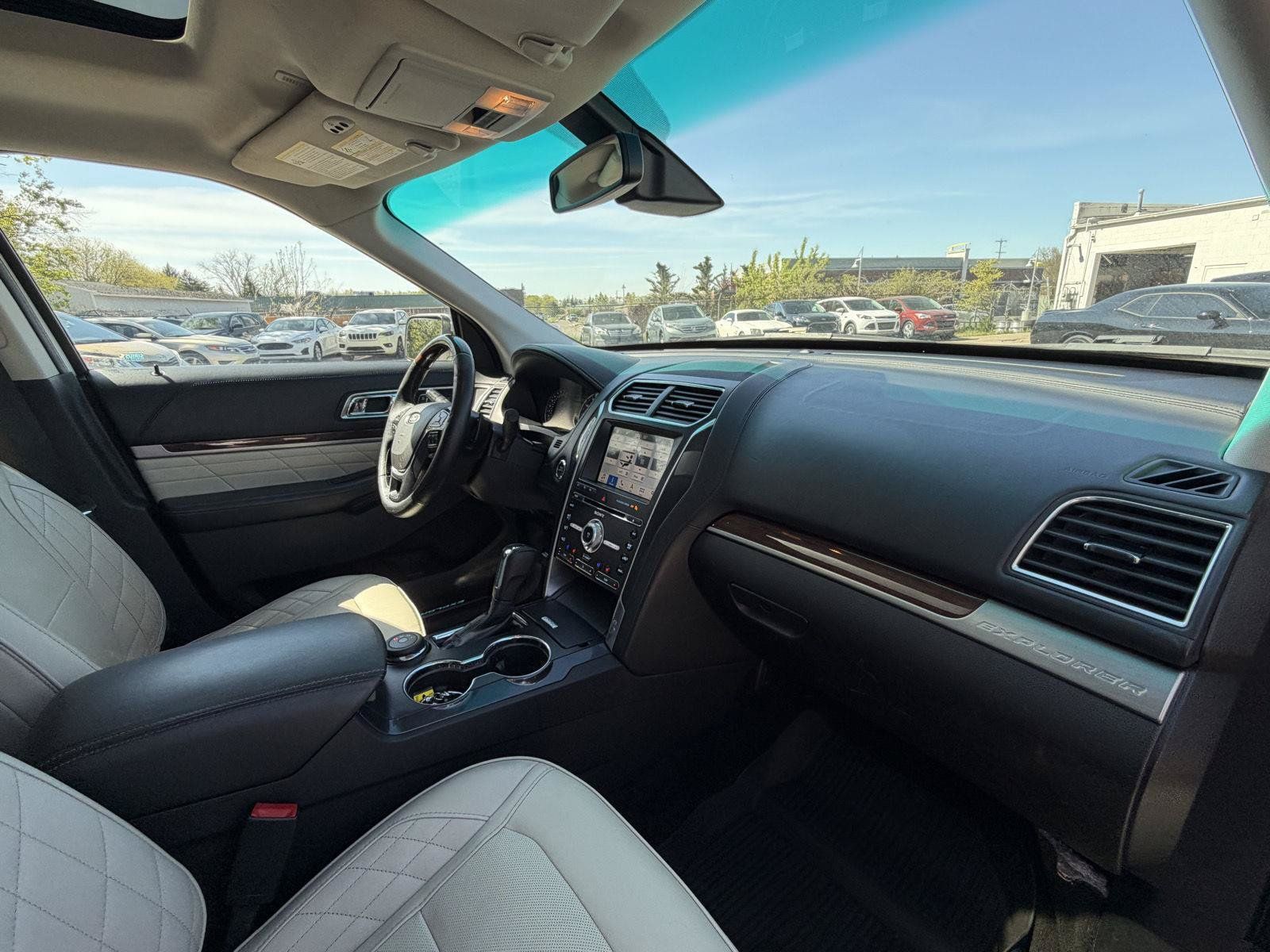 Used 2017 Ford Explorer Platinum AWD/4WD image 29