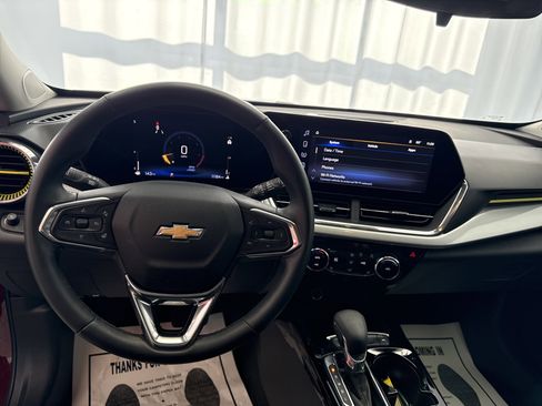 Used 2025 Chevrolet Trax LT w/ Driver Confidence Package image 9