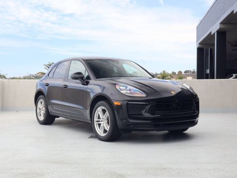 Certified 2025 Porsche Macan w/ Premium Package Plus AWD/4WD image 6