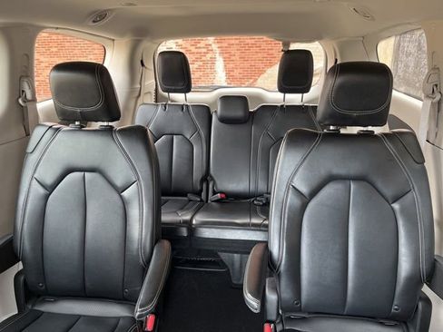 Used 2024 Chrysler Pacifica Touring-L image 38