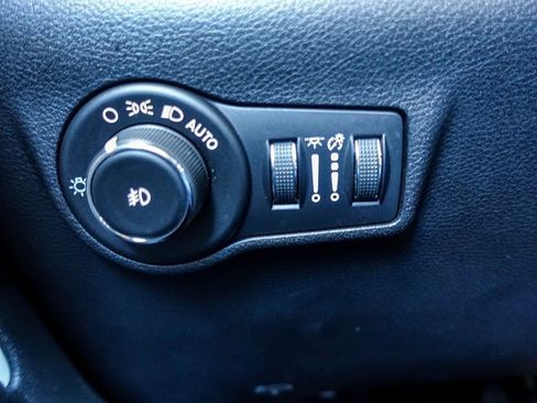 Used 2023 Jeep Compass Limited image 12