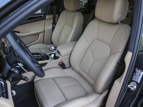 New 2026 Porsche Macan AWD/4WD image 5