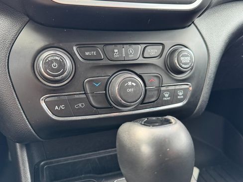 Used 2020 Jeep Cherokee Latitude Plus image 18