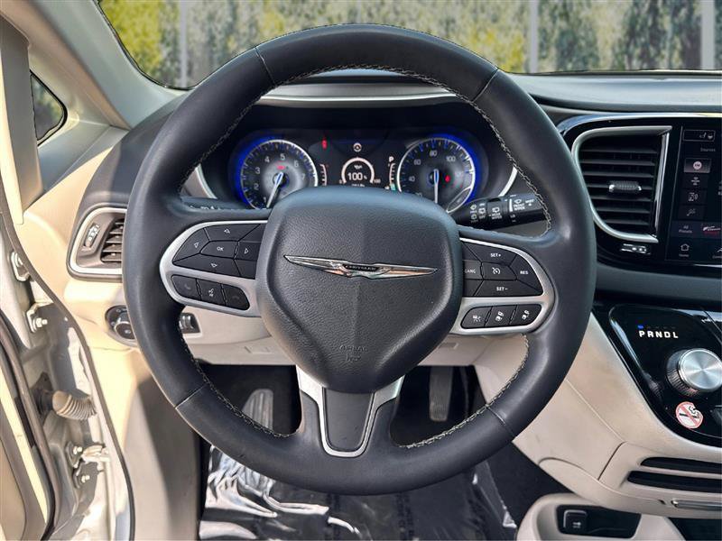 Used 2023 Chrysler Pacifica Touring-L FWD image 18