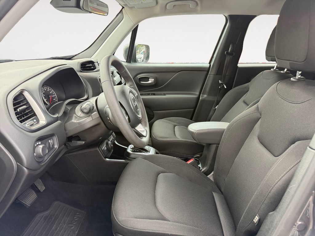 Used 2023 Jeep Renegade Latitude AWD/4WD image 9