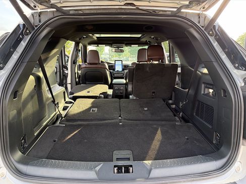 Used 2020 Ford Explorer Platinum w/ Premium Technology Package AWD/4WD image 8