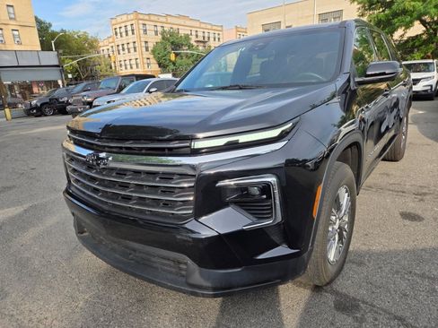 Used 2024 Chevrolet Traverse LT FWD image 1
