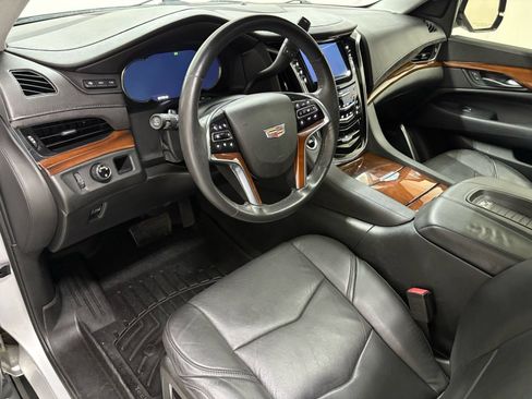 Used 2018 Cadillac Escalade Premium Luxury RWD image 9