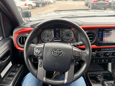 Used 2016 Toyota Tacoma TRD Off-Road w/ Premium & Technology Package AWD/4WD image 11