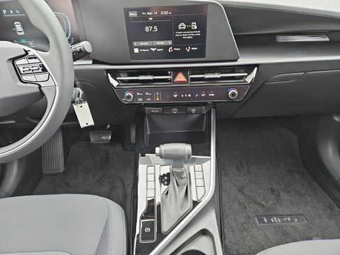 Used 2025 Kia Niro LX image 11