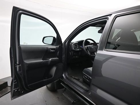 Used 2020 Toyota Tacoma TRD Off-Road w/ Technology Package image 8