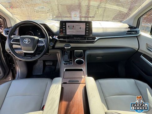 Used 2021 Toyota Sienna XLE image 2