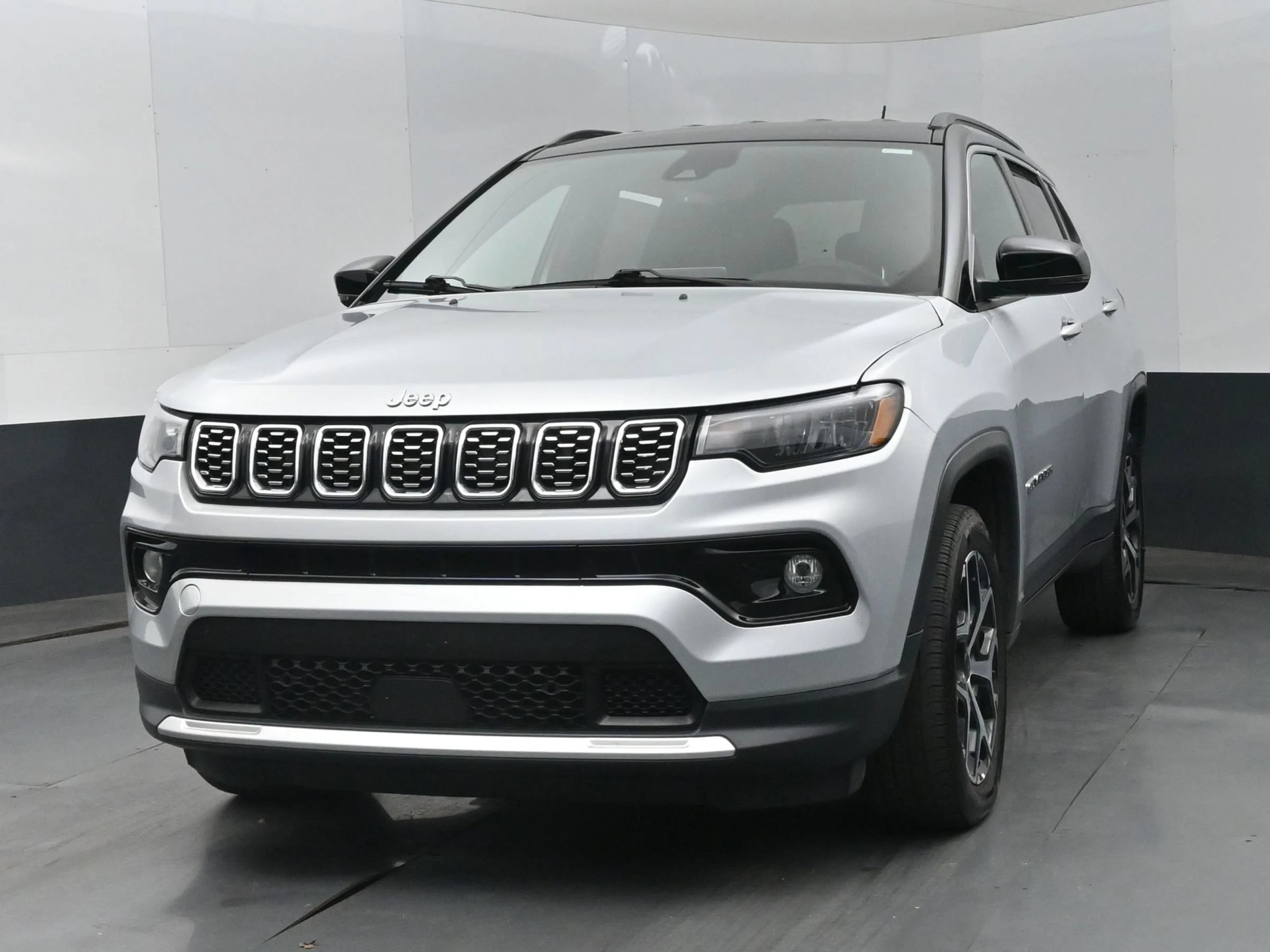 Used 2025 Jeep Compass Limited AWD/4WD image 1