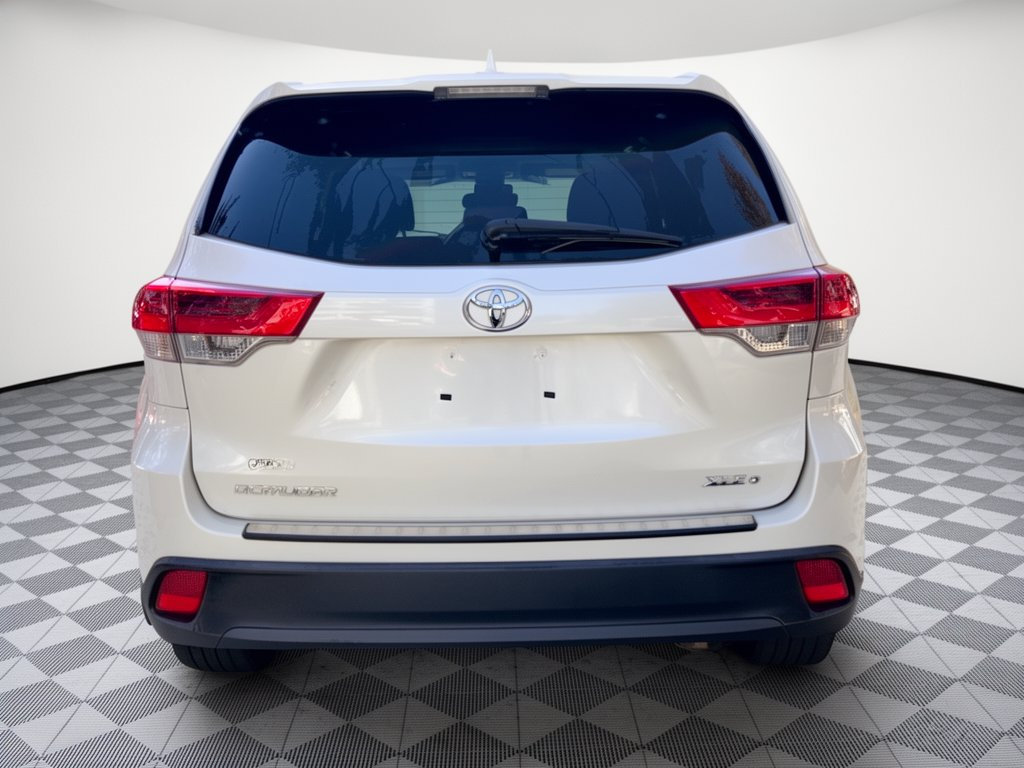 Used 2018 Toyota Highlander XLE AWD/4WD image 11