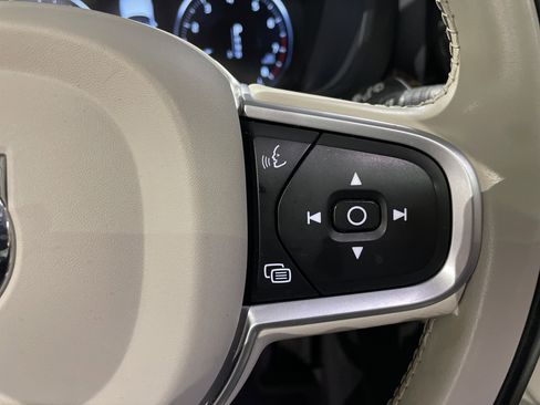 Used 2021 Volvo XC60 T5 Momentum w/ Premium Package image 21