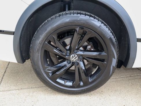 Used 2024 Volkswagen Tiguan SE R-Line AWD/4WD image 9