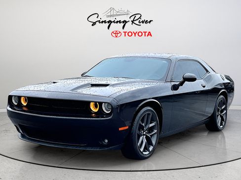 Used 2019 Dodge Challenger SXT w/ Blacktop Package RWD image 4