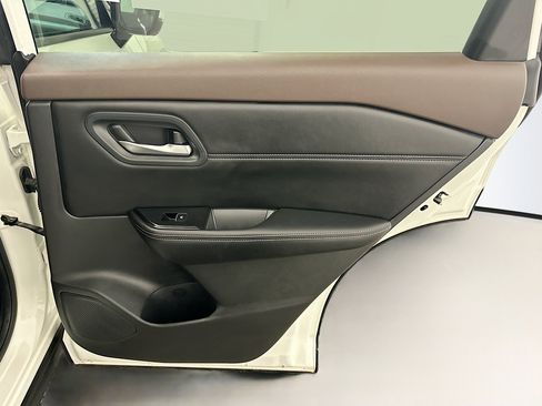 Used 2023 Nissan Rogue SL image 32