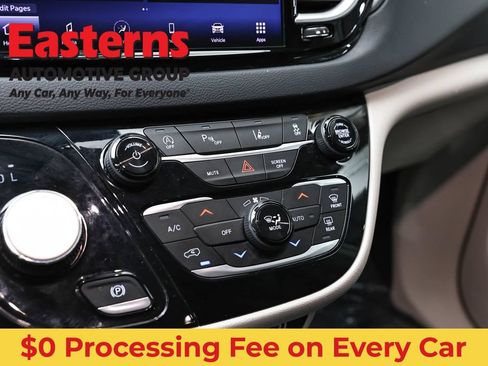 Used 2024 Chrysler Pacifica Touring-L FWD image 20