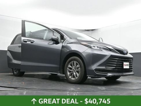 Used 2025 Toyota Sienna LE image 67