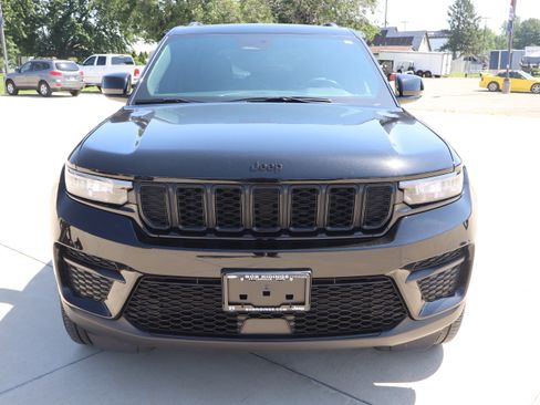 Used 2025 Jeep Grand Cherokee Altitude AWD/4WD image 2