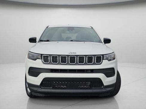 Used 2024 Jeep Compass Sport image 3