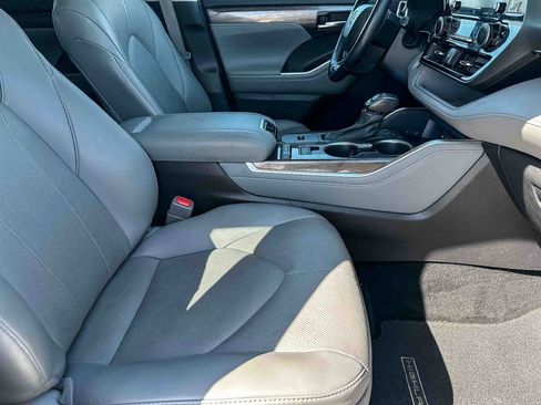 Used 2021 Toyota Highlander Limited image 24