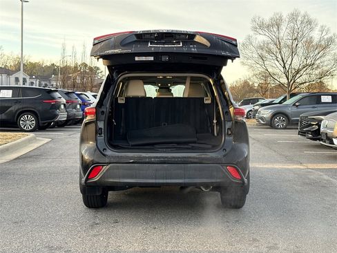 Used 2022 Toyota Highlander XLE image 13