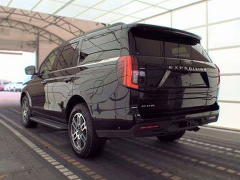 Used 2025 Ford Expedition Active AWD/4WD image 3